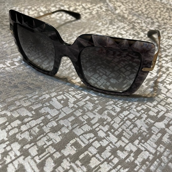 Dolce and Gabbana Sungalsses - Picture 5 of 6